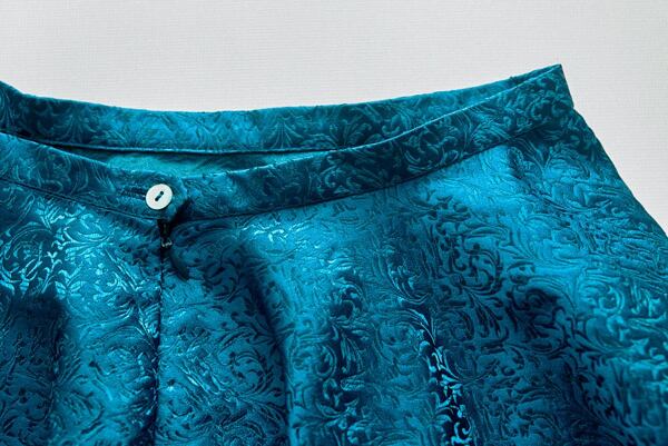 Finished waistband with hand-sewn buttonhole How to make a circle skirt – waistband with hand-sewn buttonhole